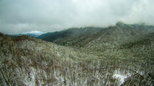 关于山区和景观被雪覆盖的鸟瞰图