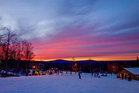 火热的天空在日落在林伯林滑雪胜地西维吉尼亚