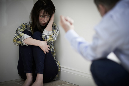 黑眼圈男性victime 的家暴的男人受到的威胁照片