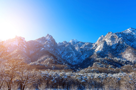 在冬天，韩国 Seoraksan 山被雪覆盖