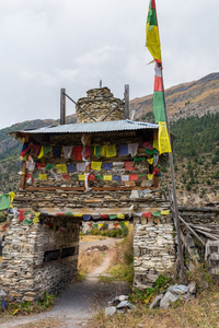 七彩华丽的佛舍利。在尼泊尔传统村落入口