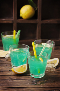 绿色柠檬与鸡尾酒