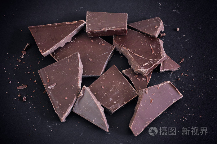 在黑色背景上的碎巧克力堆
