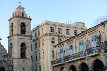 哈瓦那旧大教堂广场的殖民建筑