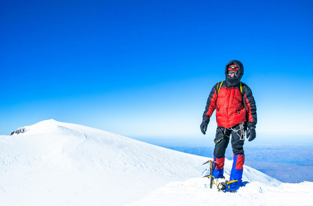 一名登山者到达山的顶峰