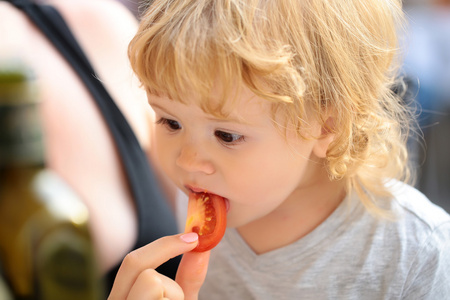 孩子吃番茄的肖像