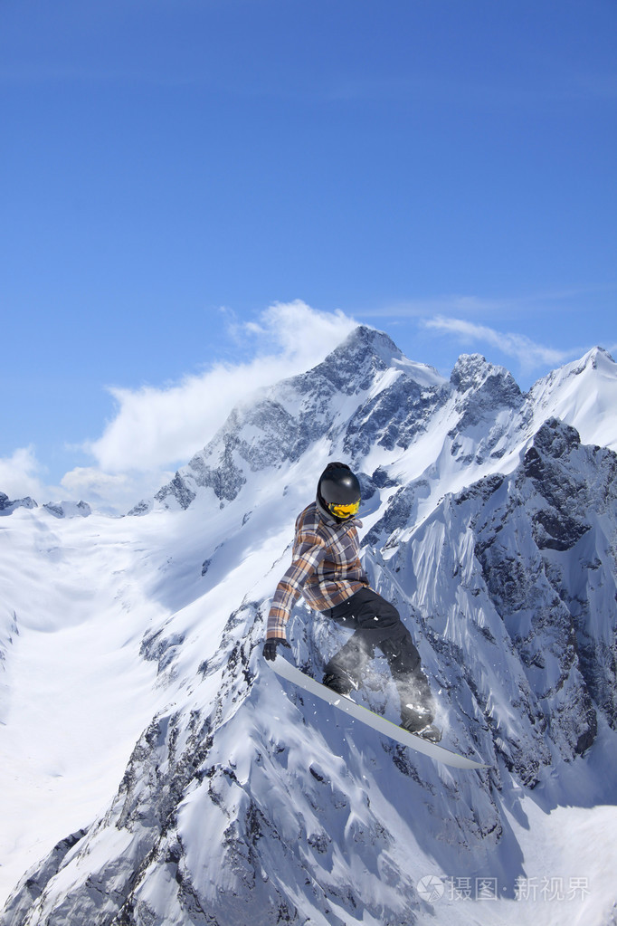 山上的飞行滑雪板极限运动