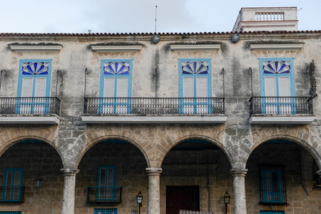 哈瓦那旧大教堂广场的殖民建筑