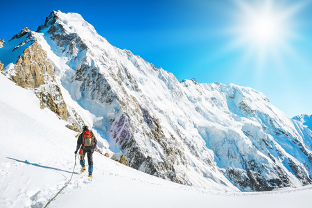 与背包和山的全景旅游