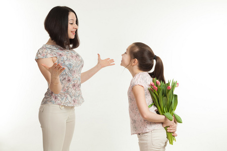 女孩躲一束鲜花给妈妈