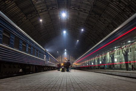 在铁路车站乌克兰利沃夫在高峰时间运动