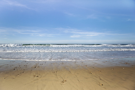 波在空旷的海滩上