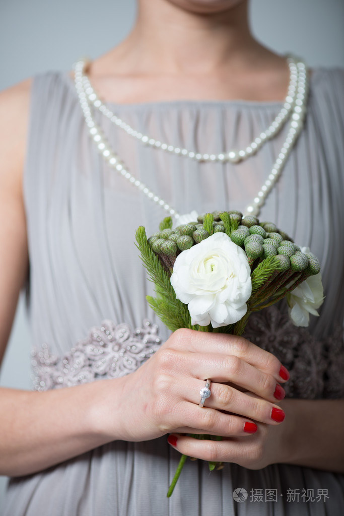 手捧婚礼鲜花的女人