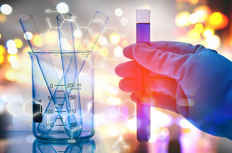 二次曝光的科学家手拿着实验室的试管