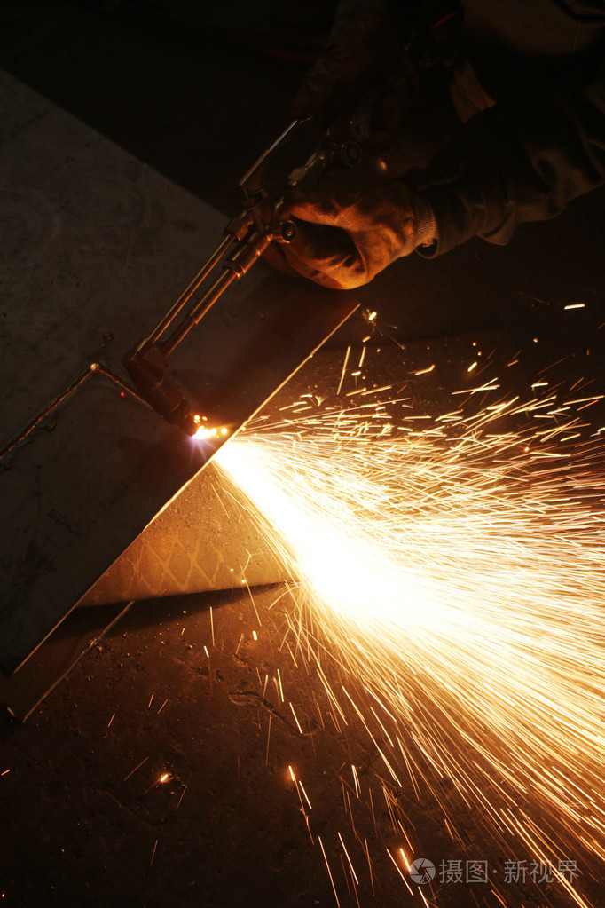 电弧焊钢焊工手在手套工具和火花