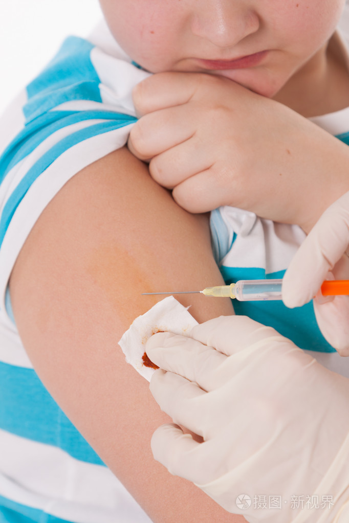 医生在给孩子注射在手臂上孤立图像