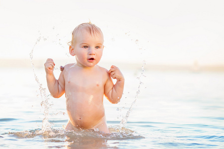 阳光明媚的夏日，水中的小男孩