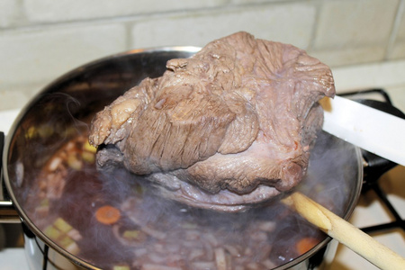 牛肉与蔬菜烹饪锅