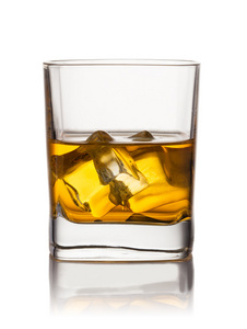 苏格兰威士忌和冰玻璃