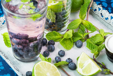 自制蓝莓 mojito 鸡尾酒