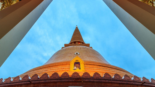佛统塔最高 规模最大的舍利塔，塔的世界。它坐落在小镇的佛统府，泰国