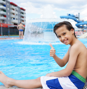 快乐的孩子在夏天游泳池享受