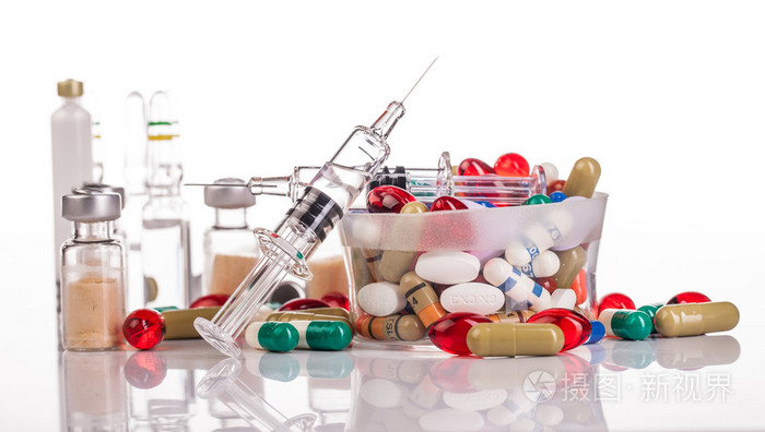 多种药物和注射器