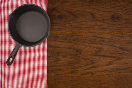 木甲板着桌布的桌子上的空盘。平嘲笑了