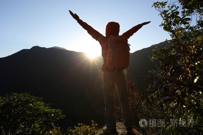 成功的女人,张开双臂上高峰