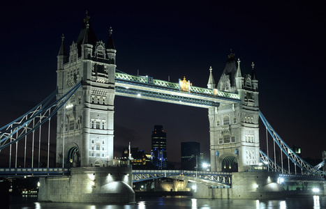 在晚上的伦敦塔桥