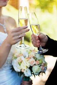 新娘和新郎在婚礼当天碰杯图片