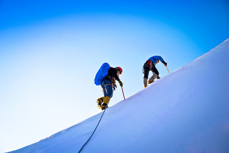 登山者到达山顶的组。尼泊尔