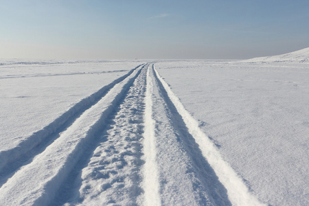 来自雪河雪面上的痕迹