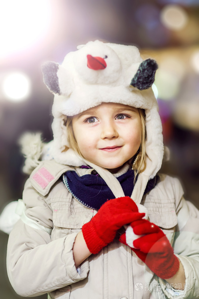 快乐的童年在小女孩画像