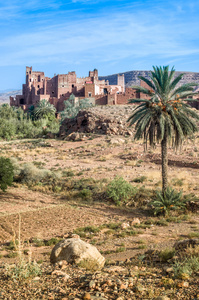 高墙旧堡垒在沙漠中