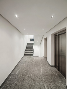 现代的公寓楼的走廊
