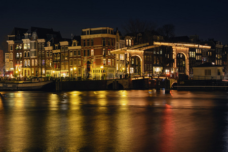 城市景观的夜晚阿姆斯特丹图片