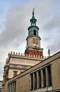 文艺复兴时期的市政厅塔与时钟在波兹南