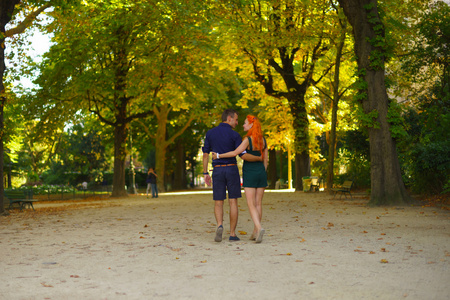 在公园散步的情侣图片