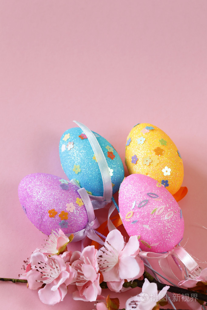 装饰彩蛋复活节标志假日在粉红色背景上