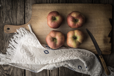 红色的苹果和毛巾上切菜板