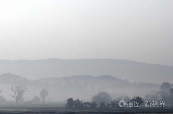 在清晨的薄雾在泰国农村景观