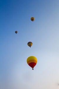 组的热气球漂浮在天空