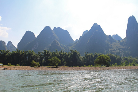 在附近，阳朔漓江著名喀斯特山区