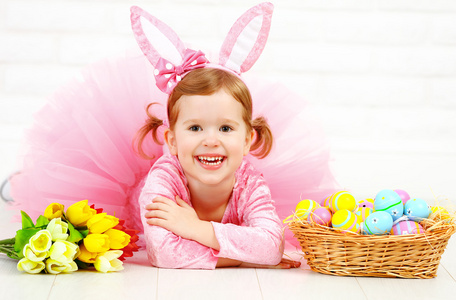 快乐的孩子穿着复活节小兔，用鸡蛋和 f 装束的女孩