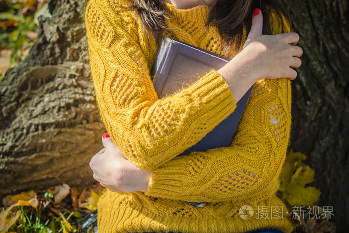 女人的手拥抱这本书