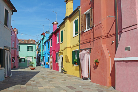 在布拉诺，威尼斯，意大利的多彩公寓楼。