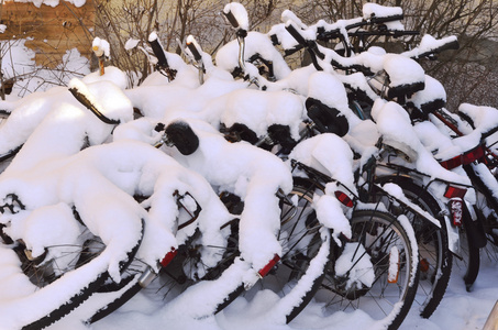 自行车所覆盖的雪，冬天在芬兰