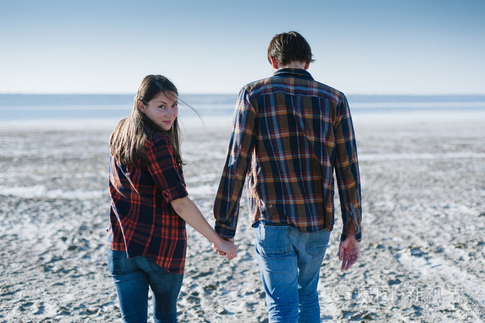 年轻夫妻散步,手牵着手