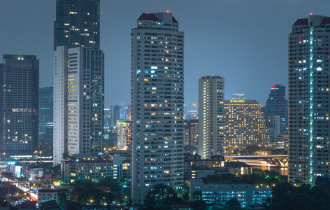 在那黄昏时分的曼谷城市景观河视图